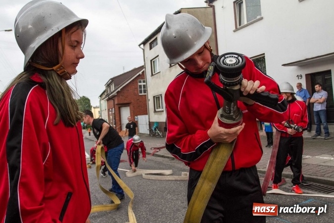Zdjęcie w galerii na portalu naszraciborz.pl: Pokaz najnowszego sprzętu strażackiego na festynie w Krzanowicach wiadomości z regionu