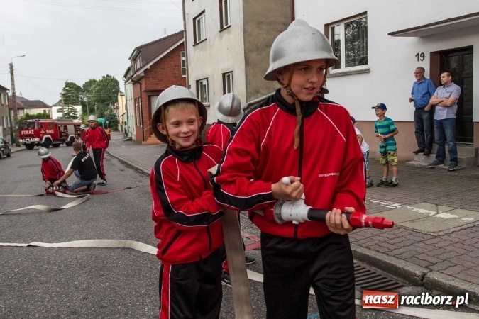 Zdjęcie w galerii na portalu naszraciborz.pl: Pokaz najnowszego sprzętu strażackiego na festynie w Krzanowicach wiadomości z regionu