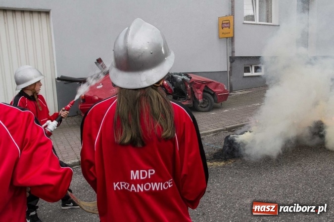 Zdjęcie w galerii na portalu naszraciborz.pl: Pokaz najnowszego sprzętu strażackiego na festynie w Krzanowicach wiadomości z regionu