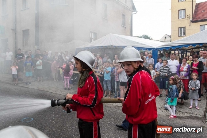 Zdjęcie w galerii na portalu naszraciborz.pl: Pokaz najnowszego sprzętu strażackiego na festynie w Krzanowicach wiadomości z regionu