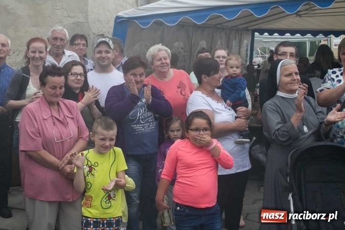 Zdjęcie w galerii na portalu naszraciborz.pl: Pokaz najnowszego sprzętu strażackiego na festynie w Krzanowicach wiadomości z regionu