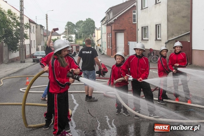 Zdjęcie w galerii na portalu naszraciborz.pl: Pokaz najnowszego sprzętu strażackiego na festynie w Krzanowicach wiadomości z regionu