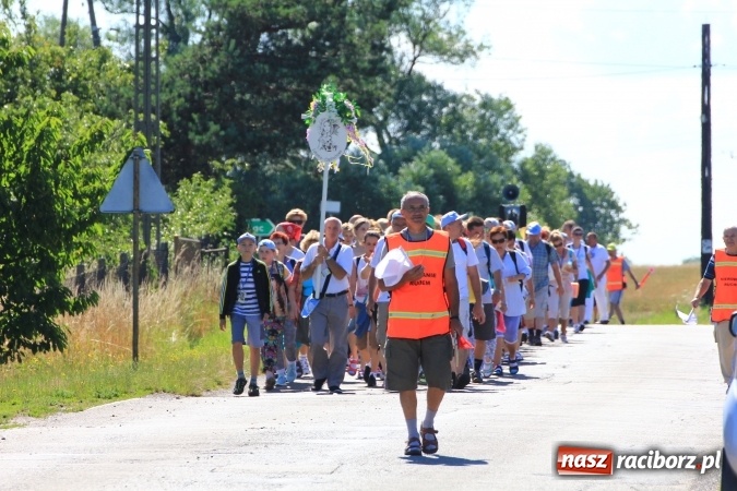 Zdjęcie w galerii na portalu naszraciborz.pl: Parafianie z Lubomi wyruszyli już na Jasną Górę wiadomości z regionu