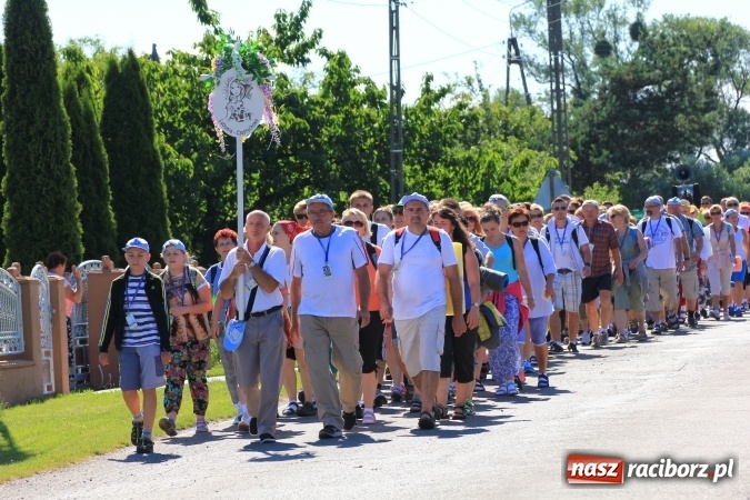 Zdjęcie w galerii na portalu naszraciborz.pl: Parafianie z Lubomi wyruszyli już na Jasną Górę wiadomości z regionu