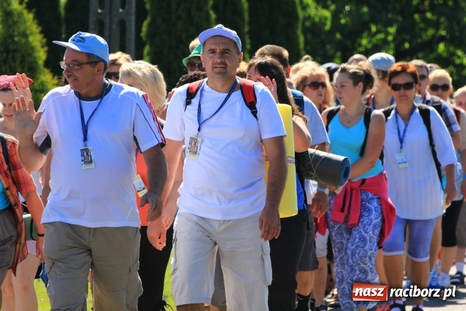 Zdjęcie w galerii na portalu naszraciborz.pl: Parafianie z Lubomi wyruszyli już na Jasną Górę wiadomości z regionu
