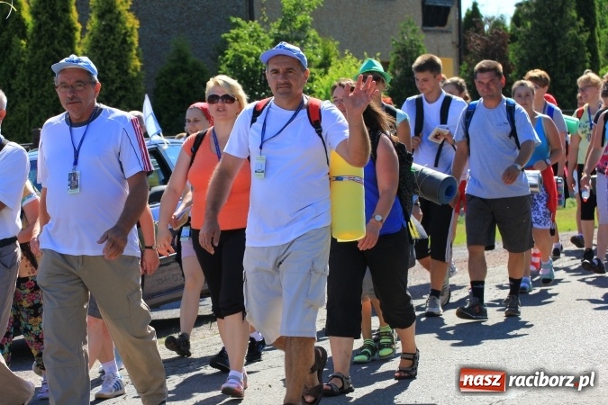 Zdjęcie w galerii na portalu naszraciborz.pl: Parafianie z Lubomi wyruszyli już na Jasną Górę wiadomości z regionu