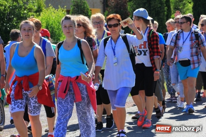 Zdjęcie w galerii na portalu naszraciborz.pl: Parafianie z Lubomi wyruszyli już na Jasną Górę wiadomości z regionu