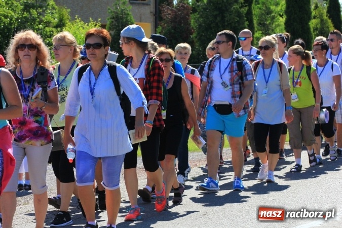 Zdjęcie w galerii na portalu naszraciborz.pl: Parafianie z Lubomi wyruszyli już na Jasną Górę wiadomości z regionu