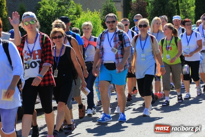 Zdjęcie w galerii na portalu naszraciborz.pl: Parafianie z Lubomi wyruszyli już na Jasną Górę wiadomości z regionu