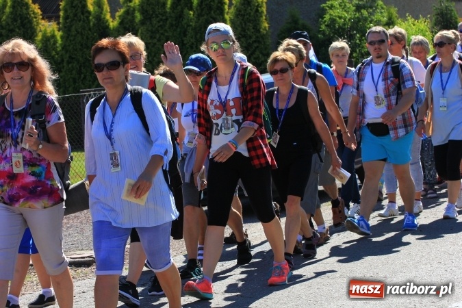 Zdjęcie w galerii na portalu naszraciborz.pl: Parafianie z Lubomi wyruszyli już na Jasną Górę wiadomości z regionu