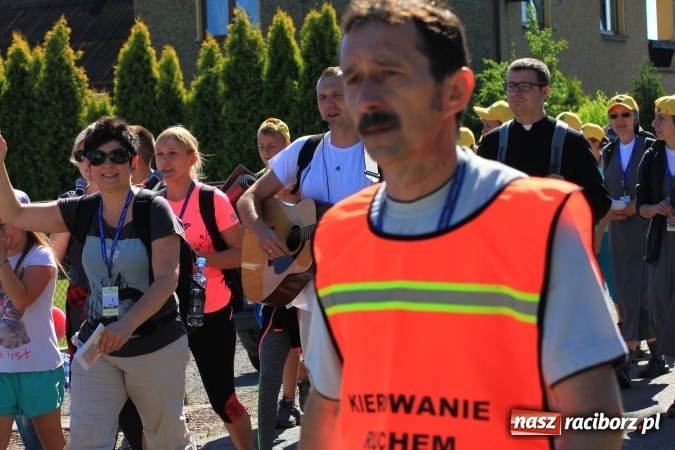 Zdjęcie w galerii na portalu naszraciborz.pl: Parafianie z Lubomi wyruszyli już na Jasną Górę wiadomości z regionu