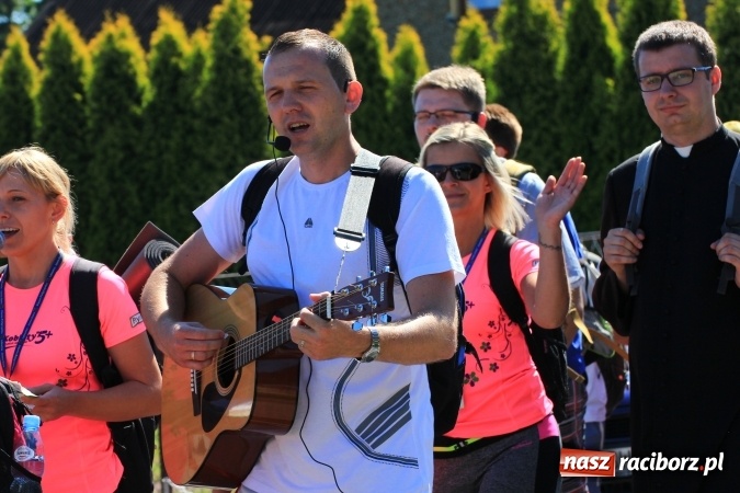 Zdjęcie w galerii na portalu naszraciborz.pl: Parafianie z Lubomi wyruszyli już na Jasną Górę wiadomości z regionu