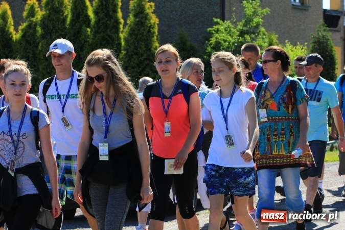 Zdjęcie w galerii na portalu naszraciborz.pl: Parafianie z Lubomi wyruszyli już na Jasną Górę wiadomości z regionu