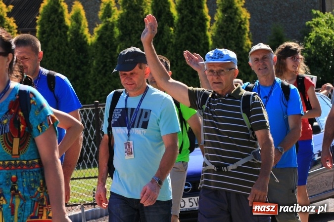 Zdjęcie w galerii na portalu naszraciborz.pl: Parafianie z Lubomi wyruszyli już na Jasną Górę wiadomości z regionu