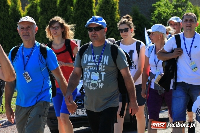 Zdjęcie w galerii na portalu naszraciborz.pl: Parafianie z Lubomi wyruszyli już na Jasną Górę wiadomości z regionu