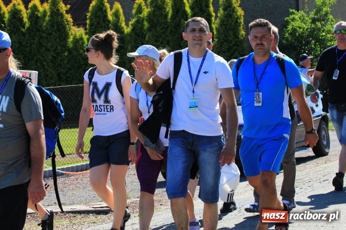 Zdjęcie w galerii na portalu naszraciborz.pl: Parafianie z Lubomi wyruszyli już na Jasną Górę wiadomości z regionu