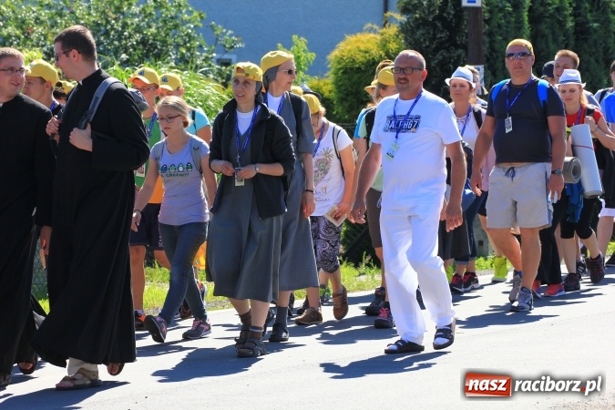 Zdjęcie w galerii na portalu naszraciborz.pl: Parafianie z Lubomi wyruszyli już na Jasną Górę wiadomości z regionu