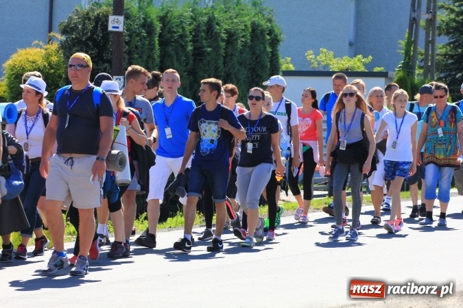 Zdjęcie w galerii na portalu naszraciborz.pl: Parafianie z Lubomi wyruszyli już na Jasną Górę wiadomości z regionu