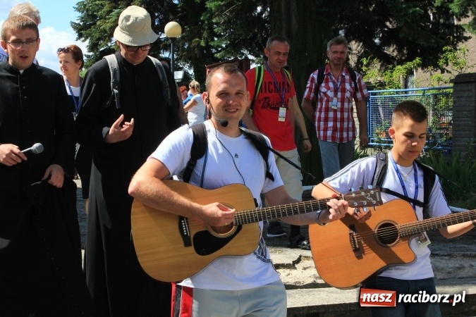 Zdjęcie w galerii na portalu naszraciborz.pl: Parafianie z Lubomi wyruszyli już na Jasną Górę wiadomości z regionu