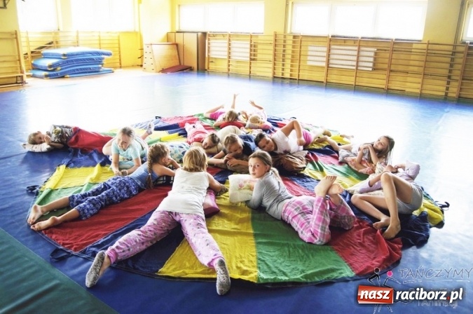 Zdjęcie w galerii na portalu naszraciborz.pl: Sportowo-artystyczne wakacje w MOS-ie  wiadomości z regionu