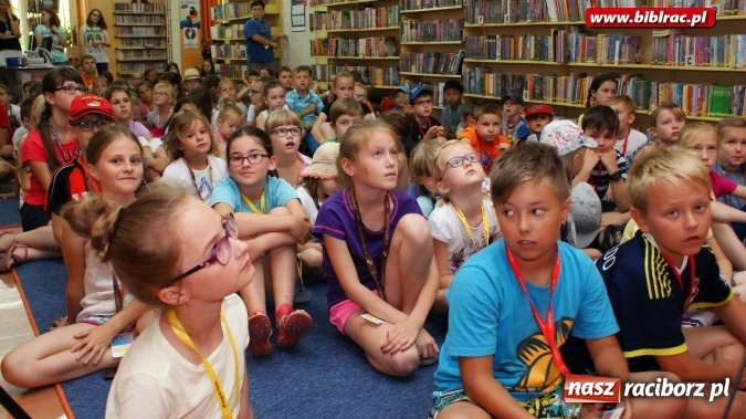 Zdjęcie w galerii na portalu naszraciborz.pl: Kocham tego Psiaka!, czyli wakacyjne spotkanie z Marcinem Pałaszem w bibliotece  wiadomości z regionu