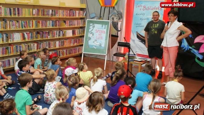 Zdjęcie w galerii na portalu naszraciborz.pl: Kocham tego Psiaka!, czyli wakacyjne spotkanie z Marcinem Pałaszem w bibliotece  wiadomości z regionu
