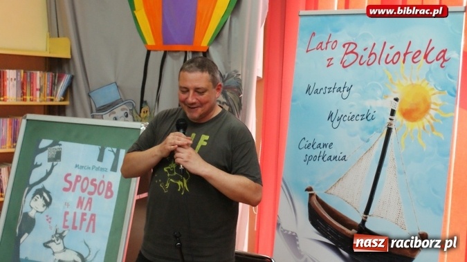 Zdjęcie w galerii na portalu naszraciborz.pl: Kocham tego Psiaka!, czyli wakacyjne spotkanie z Marcinem Pałaszem w bibliotece  wiadomości z regionu
