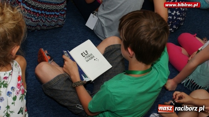 Zdjęcie w galerii na portalu naszraciborz.pl: Kocham tego Psiaka!, czyli wakacyjne spotkanie z Marcinem Pałaszem w bibliotece  wiadomości z regionu