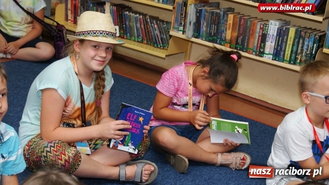 Zdjęcie w galerii na portalu naszraciborz.pl: Kocham tego Psiaka!, czyli wakacyjne spotkanie z Marcinem Pałaszem w bibliotece  wiadomości z regionu