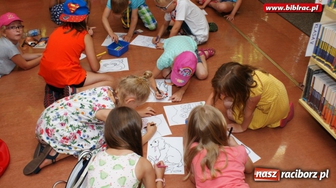Zdjęcie w galerii na portalu naszraciborz.pl: Kocham tego Psiaka!, czyli wakacyjne spotkanie z Marcinem Pałaszem w bibliotece  wiadomości z regionu