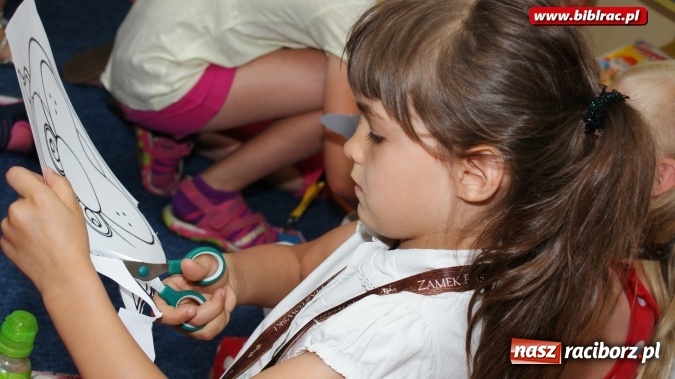 Zdjęcie w galerii na portalu naszraciborz.pl: Kocham tego Psiaka!, czyli wakacyjne spotkanie z Marcinem Pałaszem w bibliotece  wiadomości z regionu