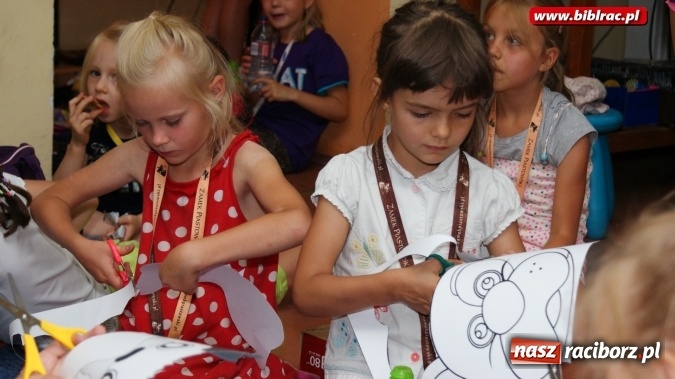 Zdjęcie w galerii na portalu naszraciborz.pl: Kocham tego Psiaka!, czyli wakacyjne spotkanie z Marcinem Pałaszem w bibliotece  wiadomości z regionu