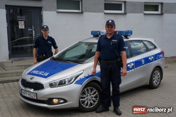 Zdjęcie w galerii na portalu naszraciborz.pl: Raciborscy policjanci uratowali kobietę z płonącego domu FOTO wiadomości z regionu