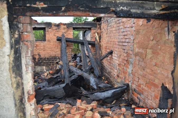 Zdjęcie w galerii na portalu naszraciborz.pl: Raciborscy policjanci uratowali kobietę z płonącego domu FOTO wiadomości z regionu