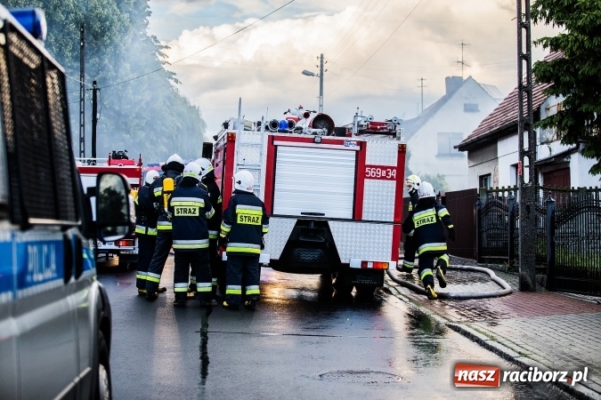 Zdjęcie w galerii na portalu naszraciborz.pl: Raciborscy policjanci uratowali kobietę z płonącego domu FOTO wiadomości z regionu