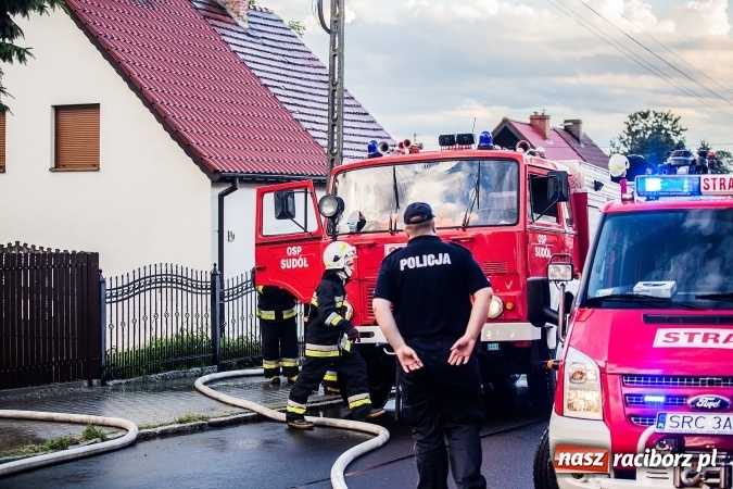 Zdjęcie w galerii na portalu naszraciborz.pl: Raciborscy policjanci uratowali kobietę z płonącego domu FOTO wiadomości z regionu