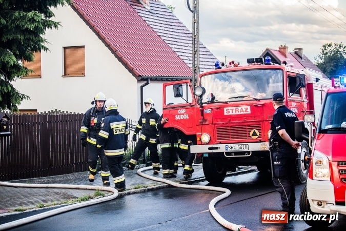 Zdjęcie w galerii na portalu naszraciborz.pl: Raciborscy policjanci uratowali kobietę z płonącego domu FOTO wiadomości z regionu