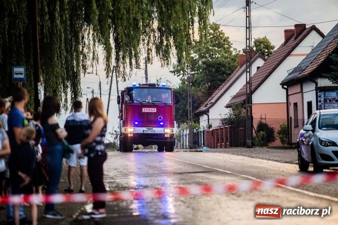 Zdjęcie w galerii na portalu naszraciborz.pl: Raciborscy policjanci uratowali kobietę z płonącego domu FOTO wiadomości z regionu