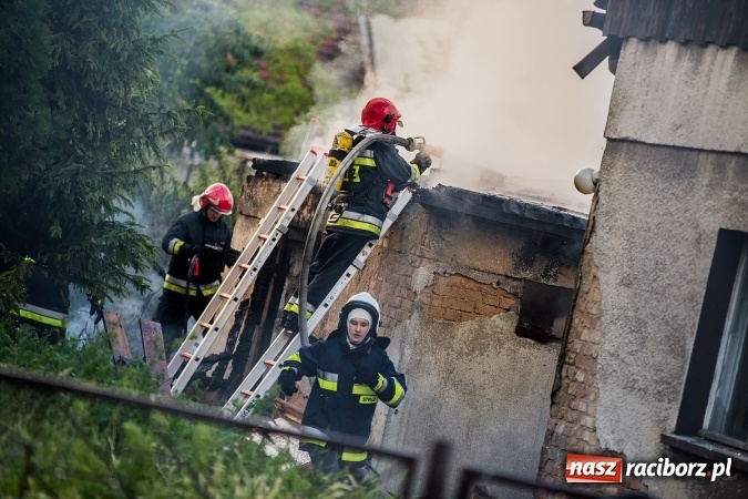 Zdjęcie w galerii na portalu naszraciborz.pl: Raciborscy policjanci uratowali kobietę z płonącego domu FOTO wiadomości z regionu