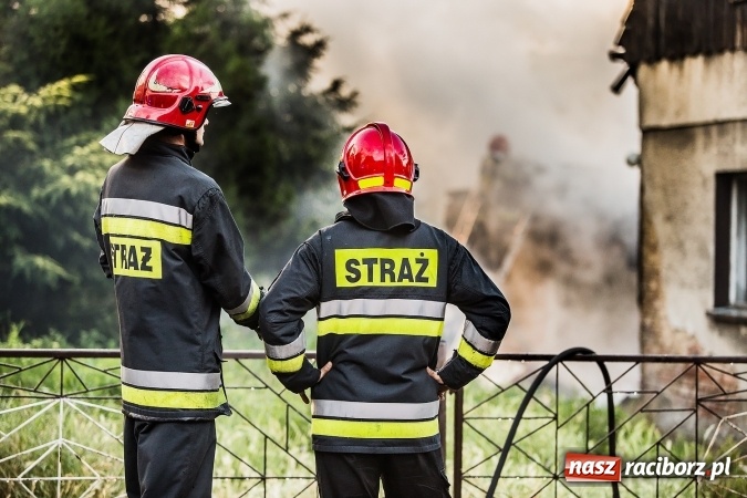 Zdjęcie w galerii na portalu naszraciborz.pl: Raciborscy policjanci uratowali kobietę z płonącego domu FOTO wiadomości z regionu