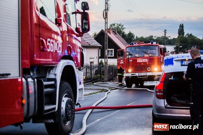 Zdjęcie w galerii na portalu naszraciborz.pl: Raciborscy policjanci uratowali kobietę z płonącego domu FOTO wiadomości z regionu
