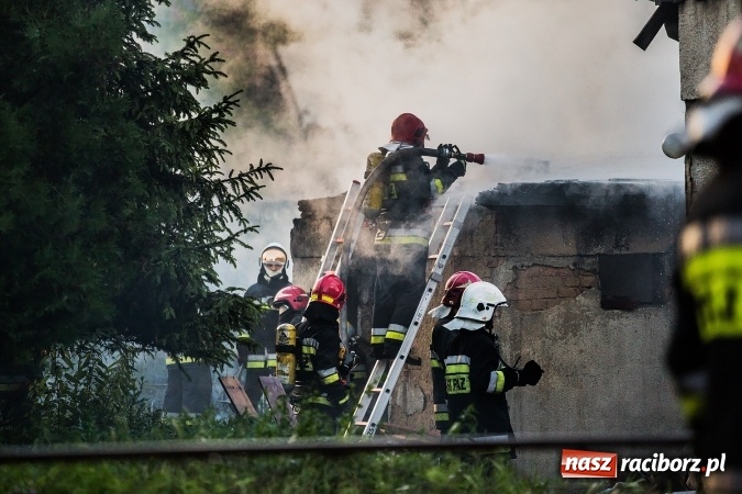 Zdjęcie w galerii na portalu naszraciborz.pl: Raciborscy policjanci uratowali kobietę z płonącego domu FOTO wiadomości z regionu
