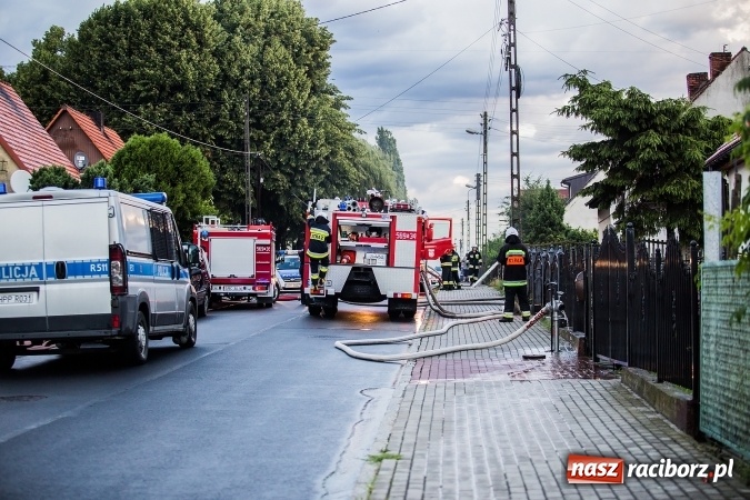 Zdjęcie w galerii na portalu naszraciborz.pl: Raciborscy policjanci uratowali kobietę z płonącego domu FOTO wiadomości z regionu
