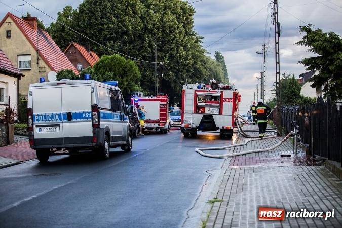 Zdjęcie w galerii na portalu naszraciborz.pl: Raciborscy policjanci uratowali kobietę z płonącego domu FOTO wiadomości z regionu