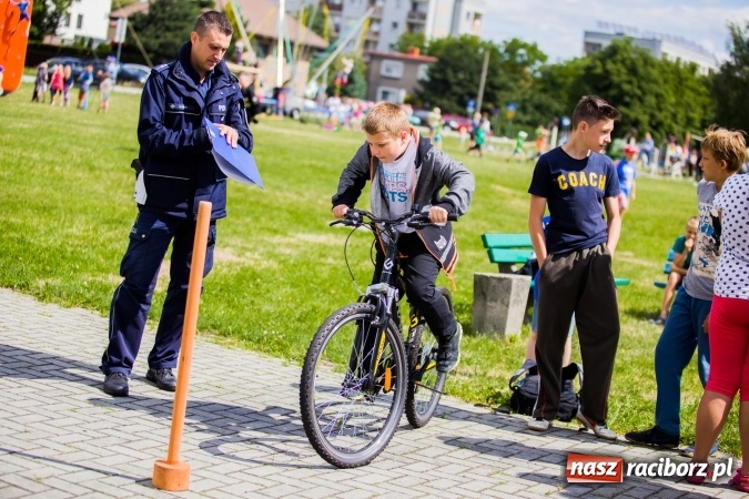 Zdjęcie w galerii na portalu naszraciborz.pl: Piknik z policją przy klubie osiedlowym M5 wiadomości z regionu