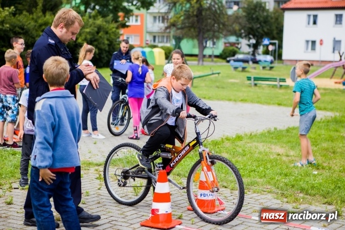 Zdjęcie w galerii na portalu naszraciborz.pl: Piknik z policją przy klubie osiedlowym M5 wiadomości z regionu