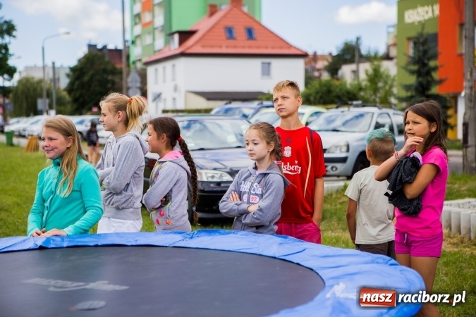 Zdjęcie w galerii na portalu naszraciborz.pl: Piknik z policją przy klubie osiedlowym M5 wiadomości z regionu