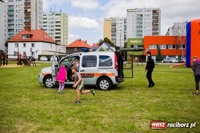 Zdjęcie w galerii na portalu naszraciborz.pl: Piknik z policją przy klubie osiedlowym M5 wiadomości z regionu