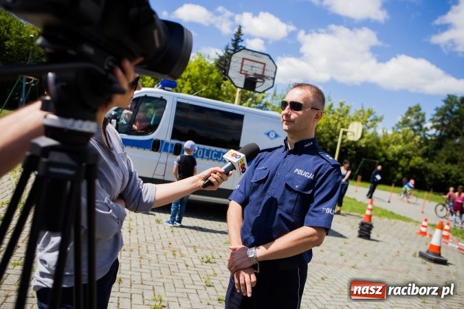 Zdjęcie w galerii na portalu naszraciborz.pl: Piknik z policją przy klubie osiedlowym M5 wiadomości z regionu