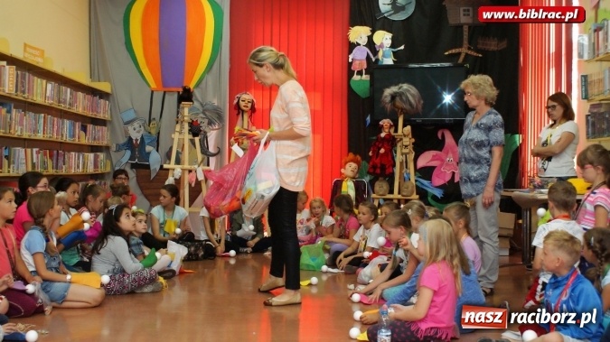 Zdjęcie w galerii na portalu naszraciborz.pl: Lato z biblioteką: wesoła zabawa w teatr  wiadomości z regionu
